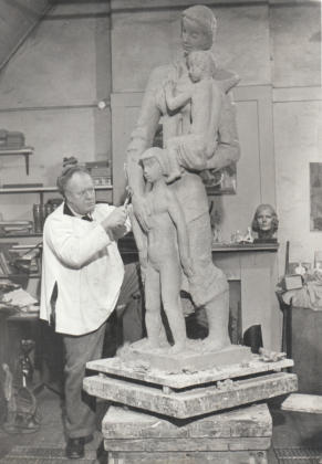 Siegfried Charoux in seinem Londoner Atelier